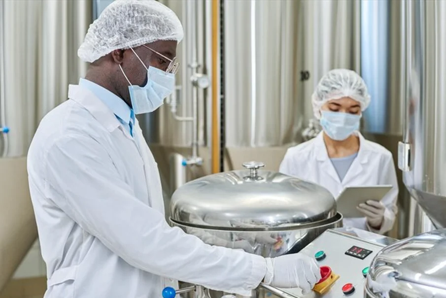 Un chef et son second oeuvrent en cuisine portant leur masque dans le cadre de l'épidemie du Covid-19 .