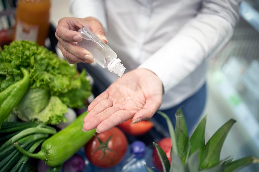 Un chef cuisinier se prépare à manipuler les aliments en se lavant les mains .